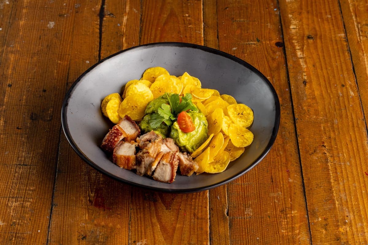 Guacamole con chicharrón